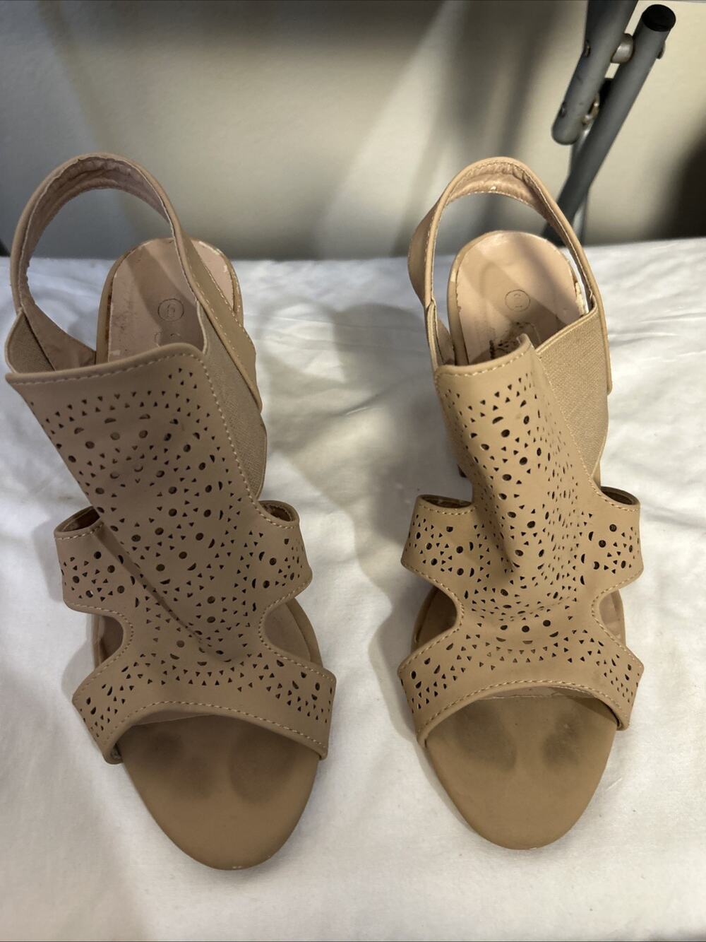 Forever sandals women size 6 Taupe Nude sling back 3 Inches Block Heel
